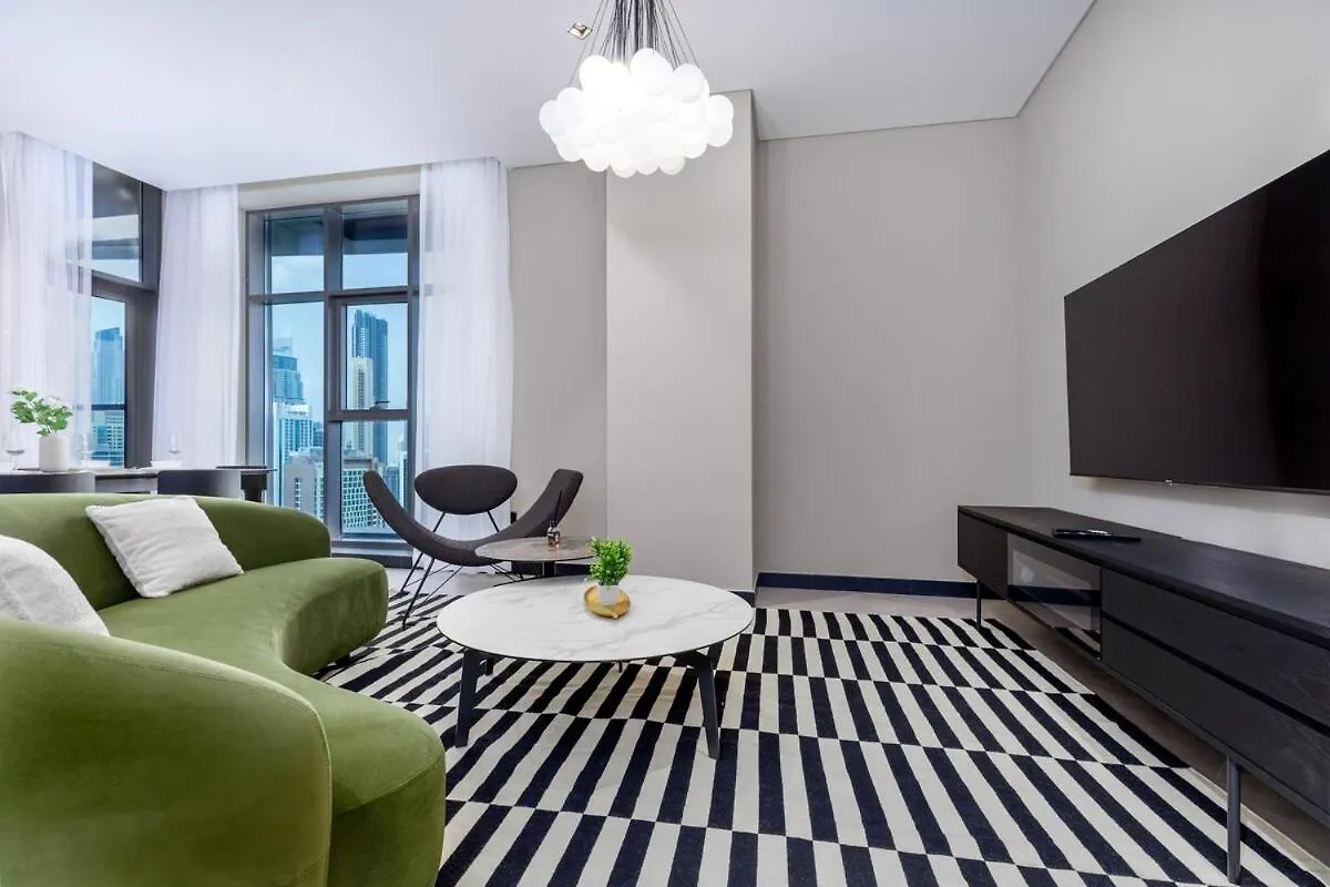 Waves - Elegant Waterfront Living In Dubai'S Business Bay Apartment