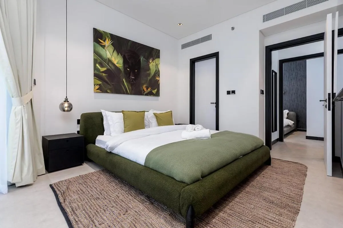 Waves - Elegant Waterfront Living In Dubai'S Business Bay Apartment
