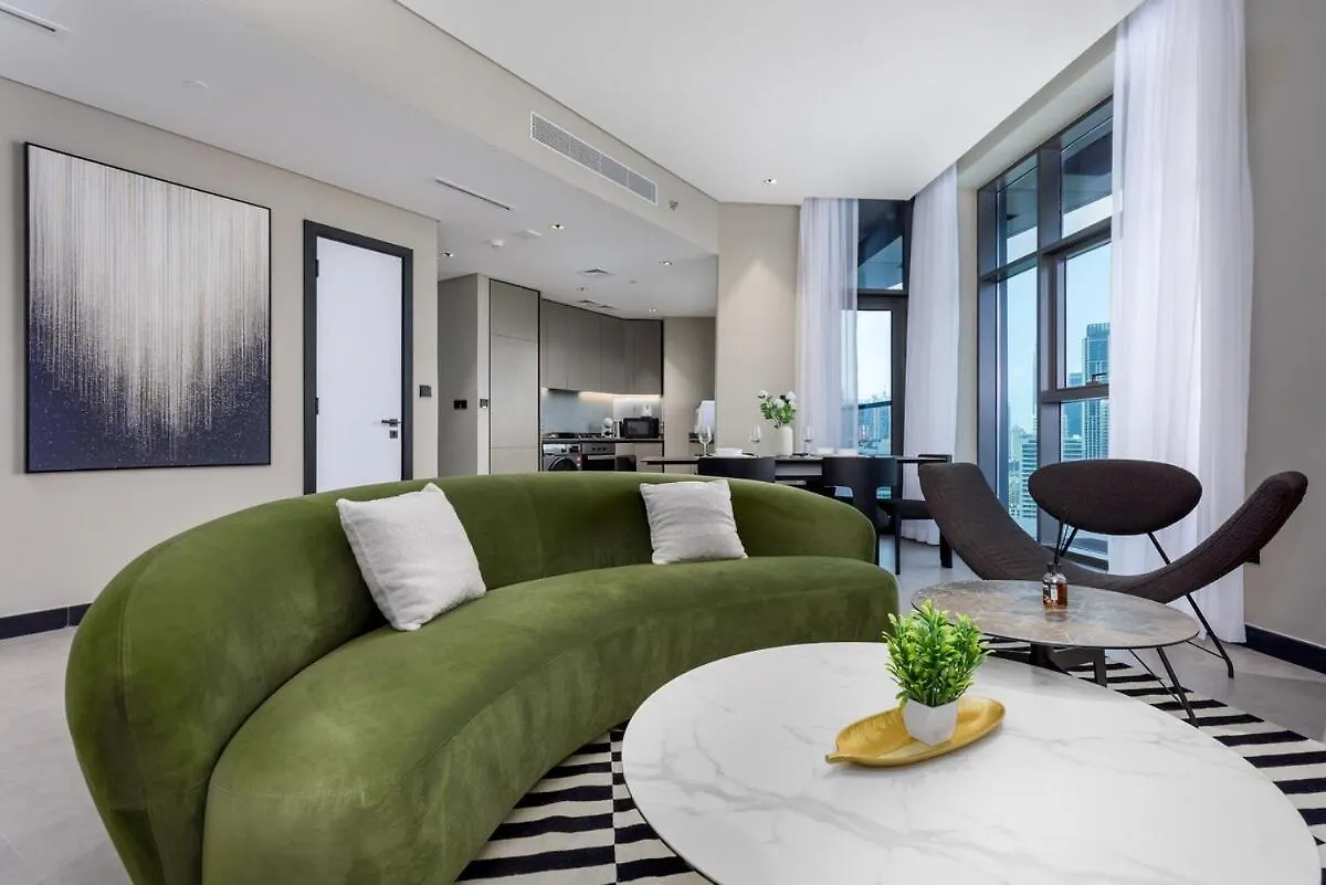 Waves - Elegant Waterfront Living In Dubai'S Business Bay Apartment