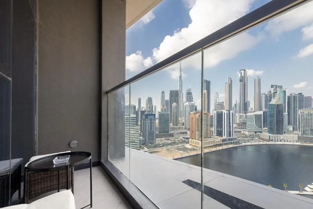 Waves - Elegant Waterfront Living In Dubai'S Business Bay Apartment  Dubai