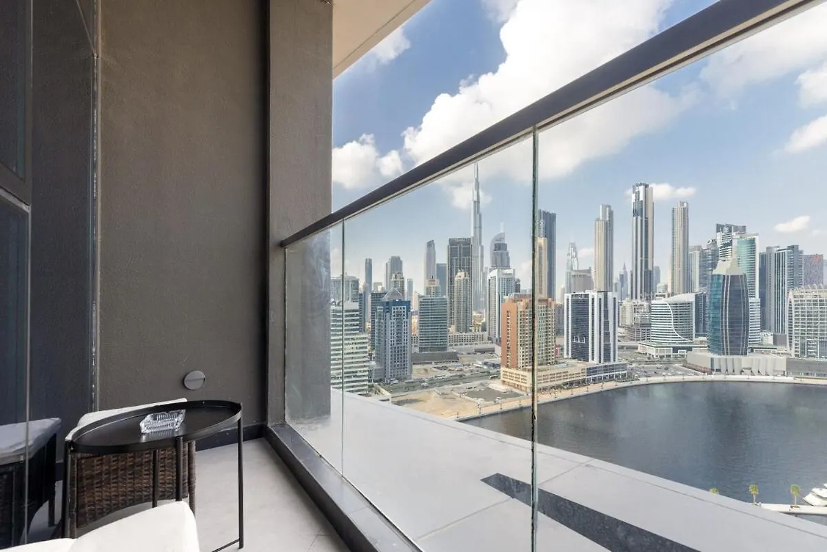Waves - Elegant Waterfront Living In Dubai'S Business Bay Apartment  Dubai