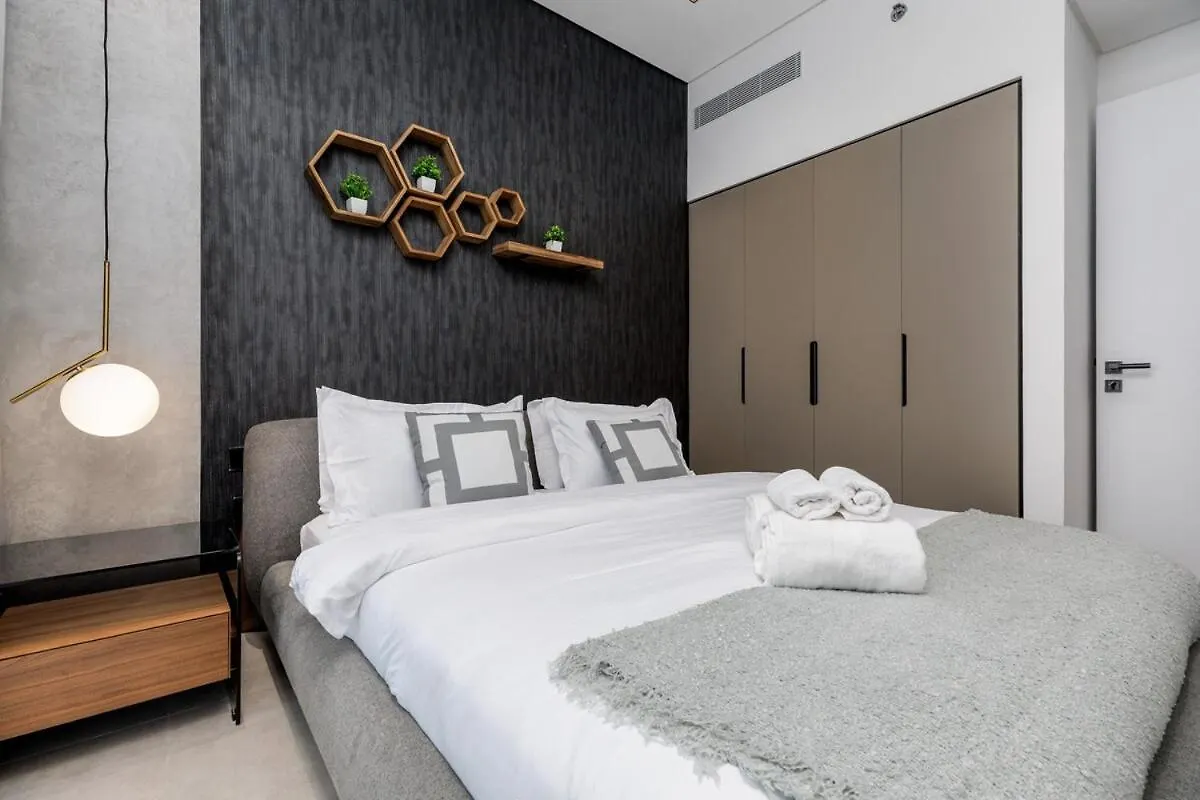 Waves - Elegant Waterfront Living In Dubai'S Business Bay Apartment
